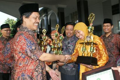 287_penyerahan-trophy-penghargaan-oleh-rektor.jpg