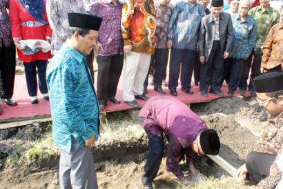 704_peletakan-batu-oleh-sekjen.jpg