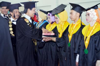 749_wisuda-ditunda.jpg