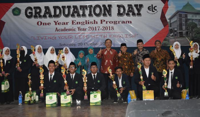 1663_wisuda-inggris.jpg