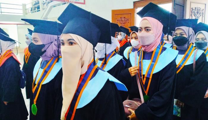 4296_wisudawati.jpg