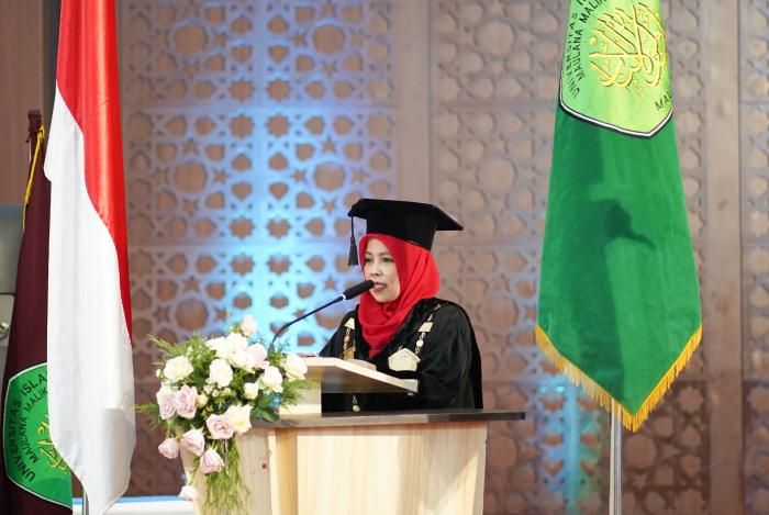10106_bu-rektor-wisuda.jpg